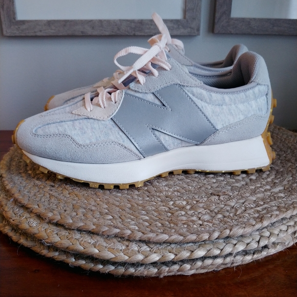 New Balance Ladies Size 8 Running Shoe - Picture 8 of 10